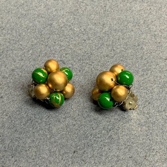 Vintage Clip On Earrings 1 In Green Gold Drizzle Cluster Gold Silver Retro Glam - Picture 2 of 4